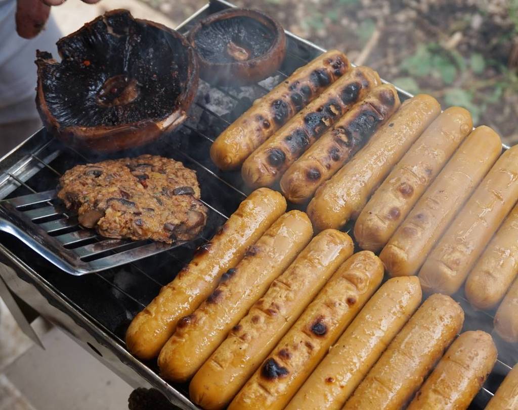 vegaNoga's tweet photo. I ate grilled sausages, burgers and succulent portobello shrooms. All vegan needless to sa… https://t.co/I91LtjbJab https://t.co/Md1g4PaNL2