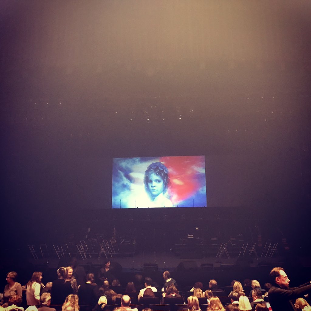 #lesmiserables en #concert 
Absence de #Susanboyle mais Fantine a assurée