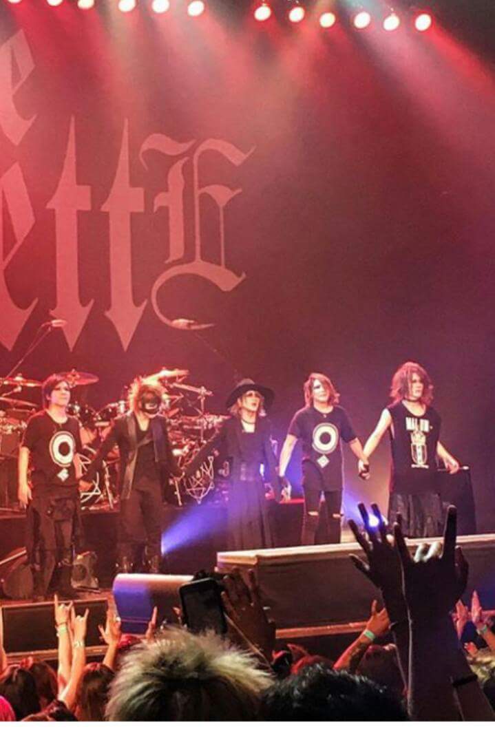Elah_visualkei's tweet photo. #WT16 KAI & Sus piernas fuertes y tonificadas. ٩(๑> ₃ <)۶♥. https://t.co/446cwNgEsC