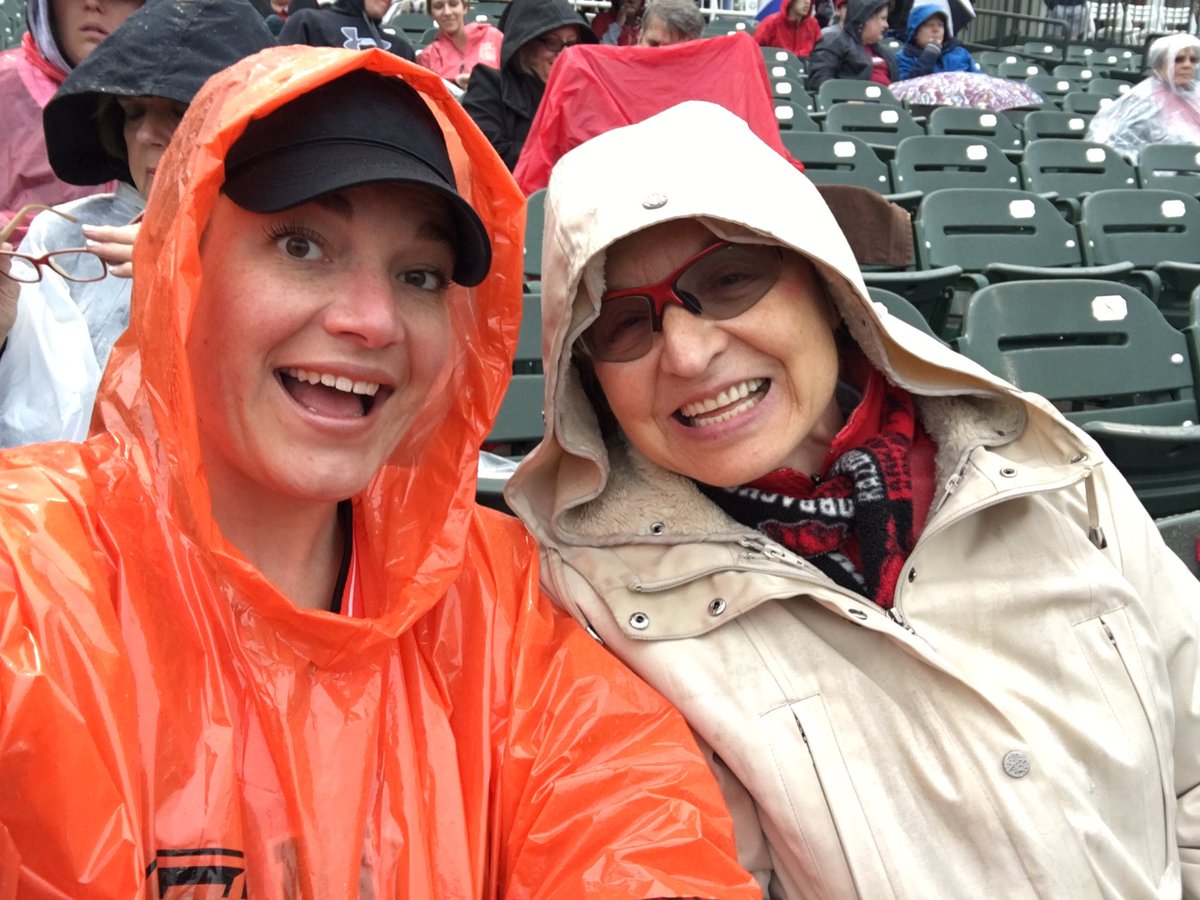 cyriously's tweet photo. @normdebriyn true baseball fans #wooopigsooie #gopokes https://t.co/QHXz2tBidV