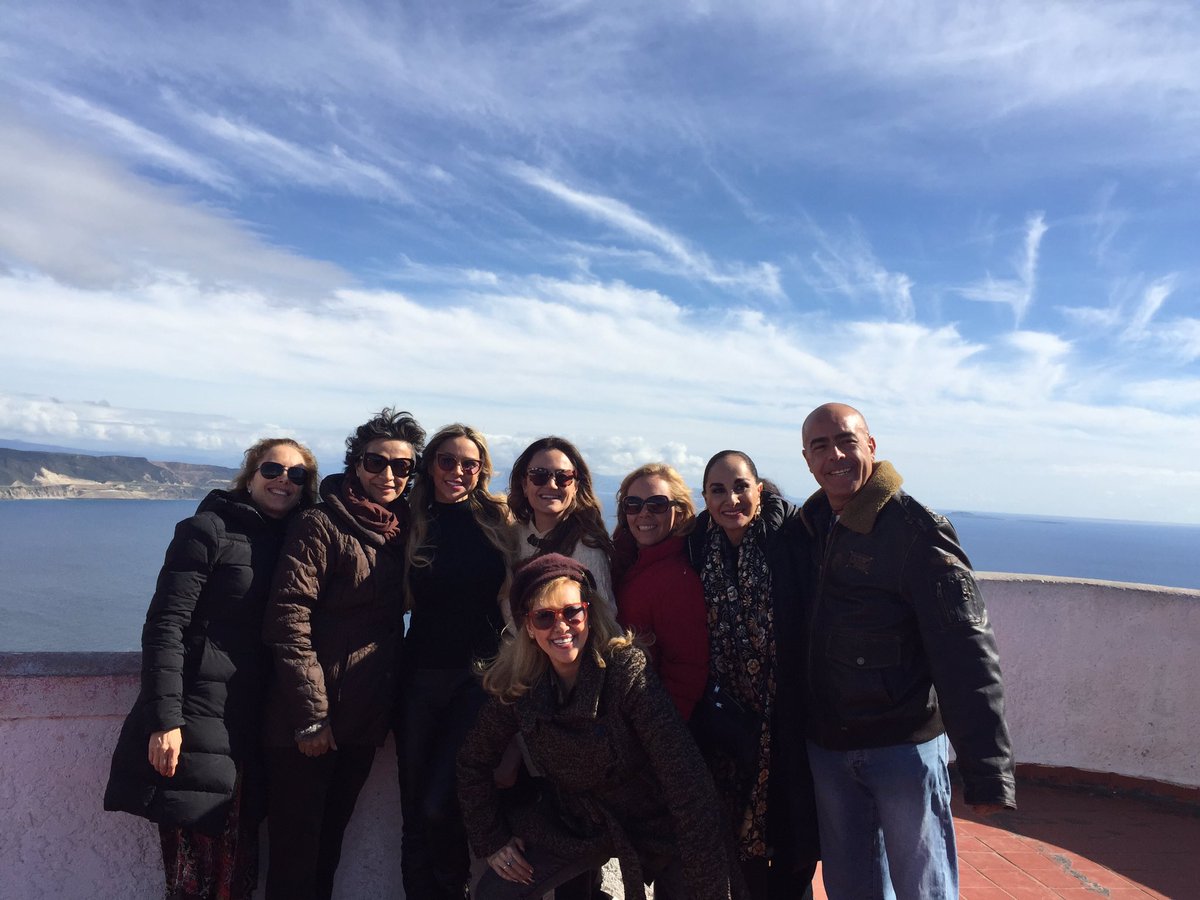 AidaPierce20's tweet photo. Aqui de camino a Ensenada detenièndonos en este bellïsimo paisaje todo el equipo de HIJAS DE SU MADRE https://t.co/AVSXZUH5ru