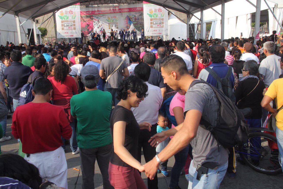 SEPICDMX's tweet photo. Con sus éxitos la Sonora Dinamita pone a bailar a los asistentes de la Feria #ConsumeLocalCDMX #Zócalo https://t.co/f5Y17z1K4o