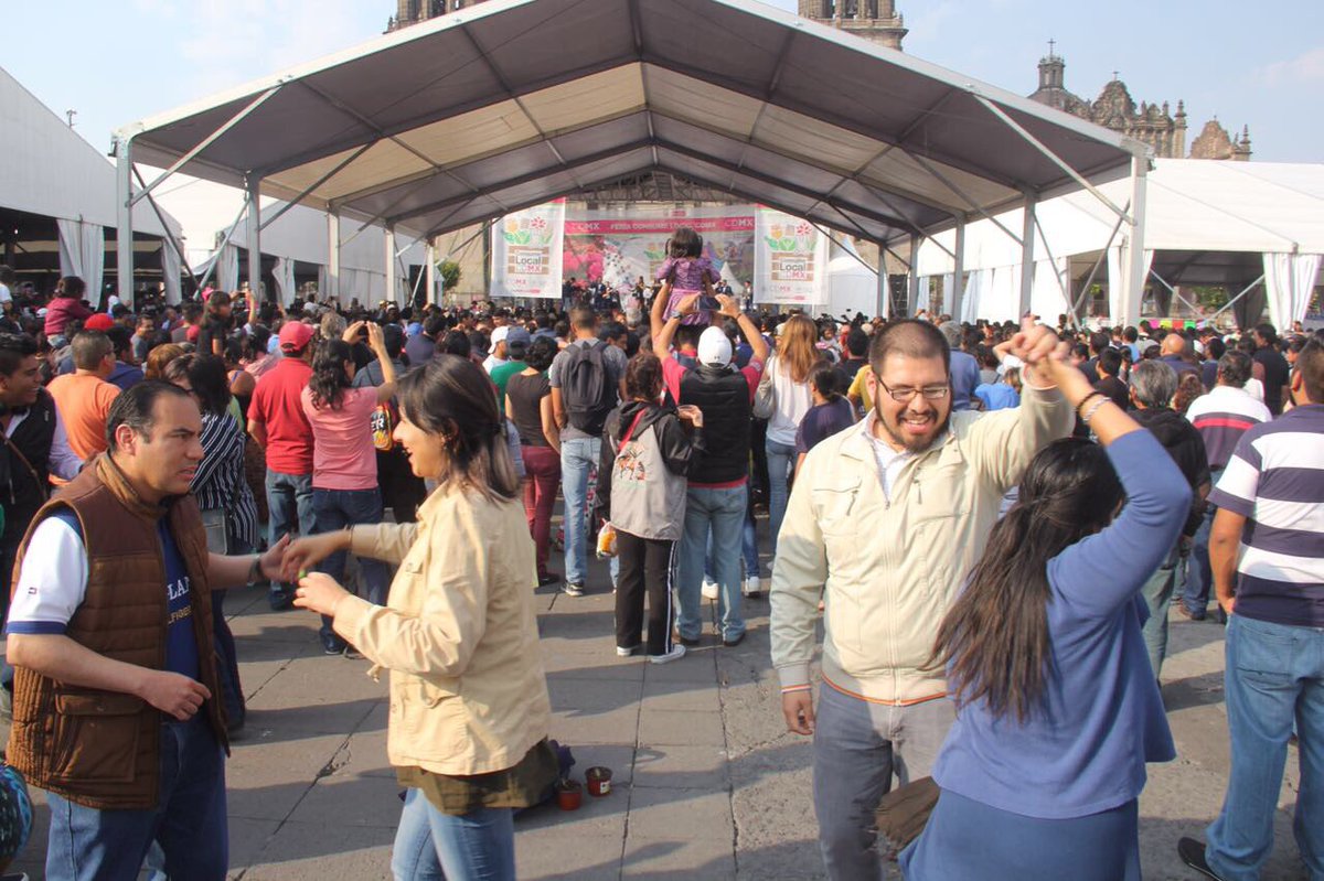 SEPICDMX's tweet photo. Con sus éxitos la Sonora Dinamita pone a bailar a los asistentes de la Feria #ConsumeLocalCDMX #Zócalo https://t.co/f5Y17z1K4o