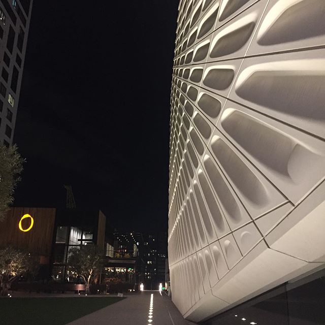 M_MurphyDesign's tweet photo. Striking honeycomb facade of @TheBroad. #AboutLastNight #DTLA #TheBroad #LosAngeles #NightAtTheMuseum https://t.co/gEgZ2byWZ1