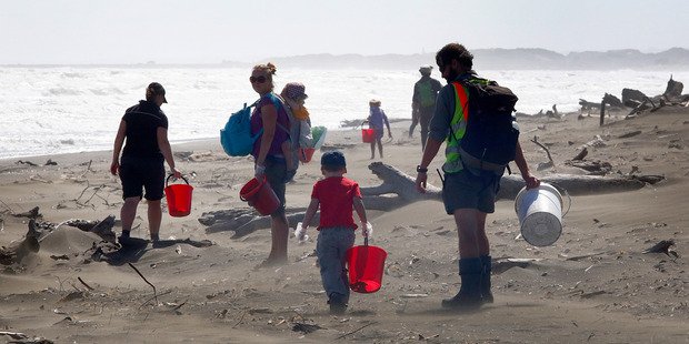 docgovtnz's tweet photo. Thanks to the 25 hardy volunteers who were out cleaning up Whanganui's South Beach this weekend: https://t.co/kehRRwBKJf #Seaweek2017 https://t.co/GmjbcCIIKu