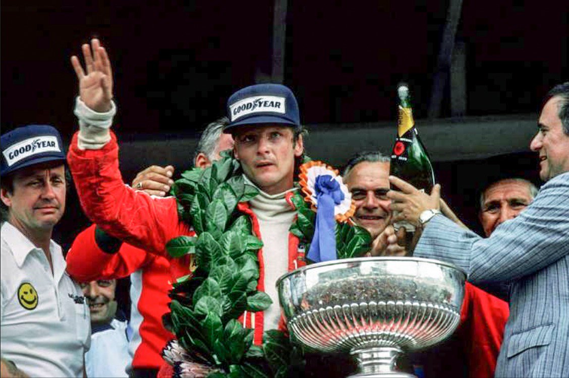 Stuart_Dent's tweet photo. Niki Lauda won the South African GP OTDI 1977 &amp; only learned of Pryce’s fate on the podium from Bert Baldwin

🇦🇹 #F1 https://t.co/4xosMyxt3m