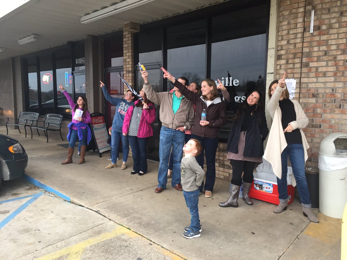 ranreding's tweet photo. Pointing people to Jesus @ Foodland in Rogersville. Handing out bottled water and helping with buggies. #regionalgroups @ClementsBaptist https://t.co/5D0gnN6N0E