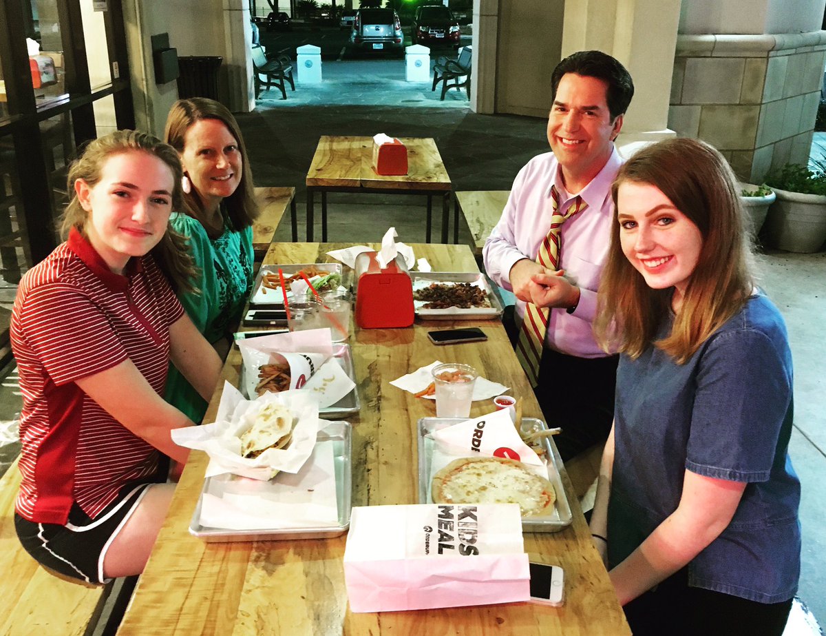 orderupsa's tweet photo. Our food bringing your family to the table. #family #dinner #orderupsa 🍕🌮🍔 https://t.co/8sIcFCixkh