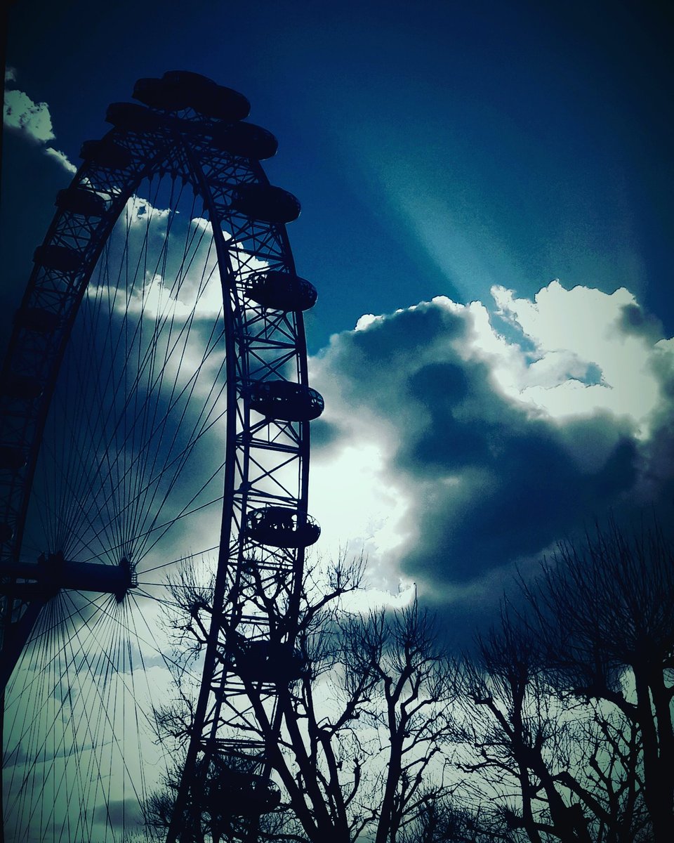 JillyFitzgerald's tweet photo. Cloud explosion over the London Eye #london #cloudbursting https://t.co/ESbne4m4ev