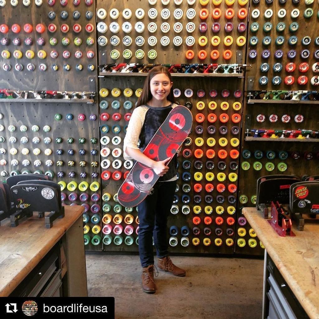 ChadASmith's tweet photo. Trin's bday present!! Custom board from @boardlifeusa #smithsgoco ・・・
#Repost @boardlifeusa with @repostapp
・・・
Tri… https://t.co/CmXvdiiH6F
