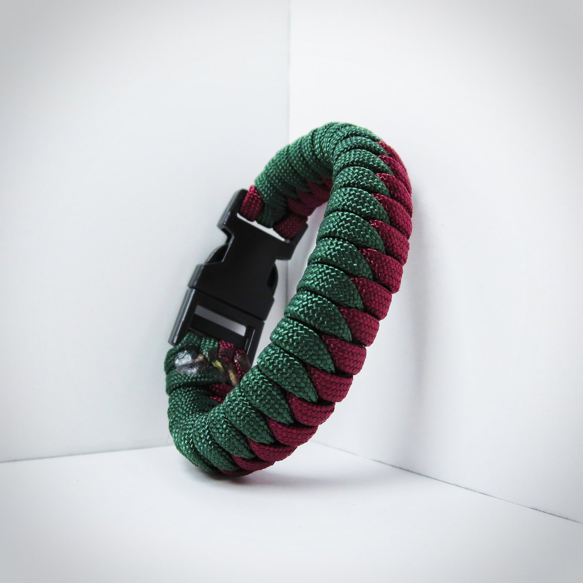 UniformWarrior's tweet photo. NEW VIDEO TOMORROW!!! In tomorrow’s tutorial I show you how to make the Snake Knot Viceroy Paracord Survival Bracelet With a Buckle! https://t.co/XMwBIE3gaW
