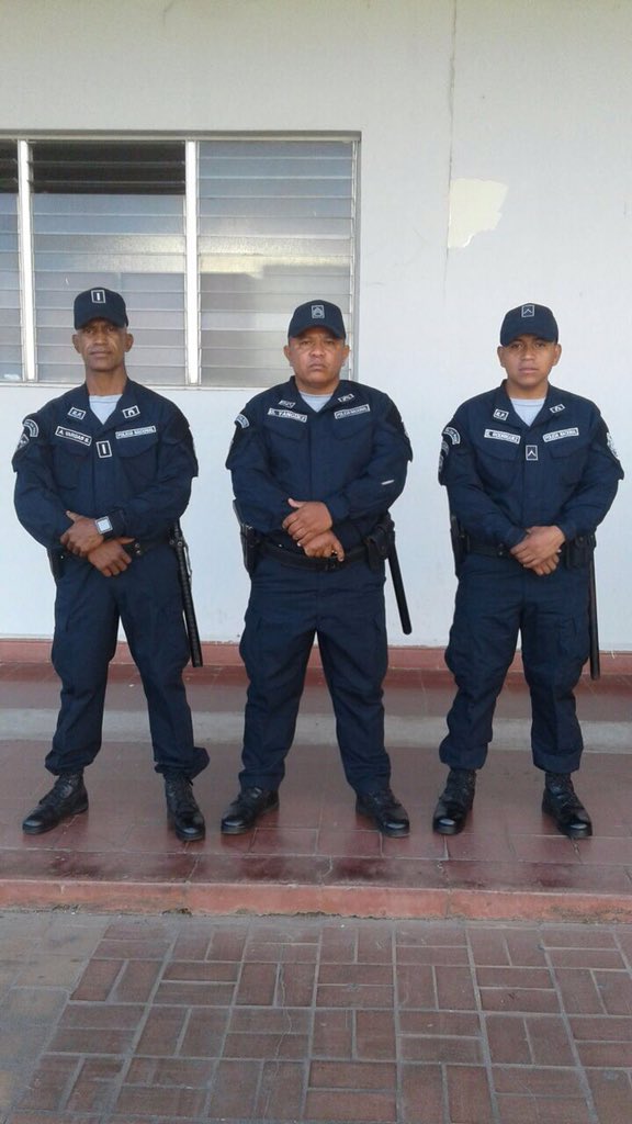 policiadepanama's tweet photo. Unidades policiales de Veraguas, Coclé, Los Santos y Herrera, donan sangre en el Hospital Aquilino Tejeira para los heridos del accidente. https://t.co/RSLgSUy2gL