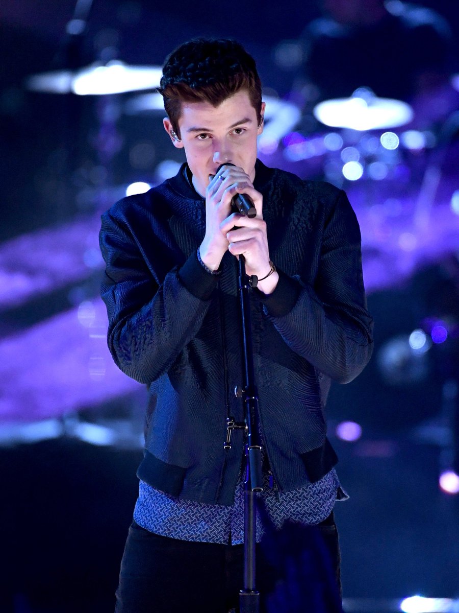iHeartRadio's tweet image. RT if you felt @ShawnMendes sang to your soul tonight! #iHeartAwards
