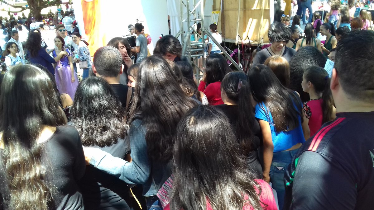 iklooclnOficial's tweet photo. #Ikloo firmando autógrafos para las #Iklooners❤ https://t.co/1teVLVgDNe