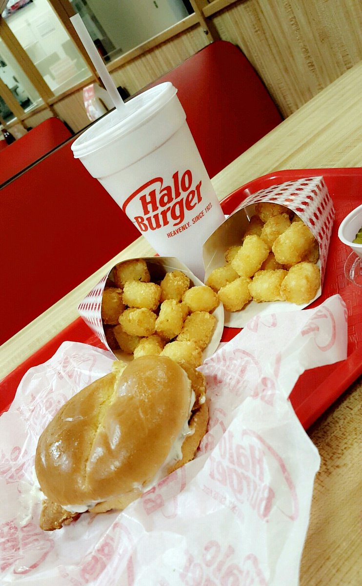 Cheevah_11's tweet photo. Dinner is on the house tonite...thank you @Halo_Burger! πππ― #haloburger #tatertots #tots #fishcombo https://t.co/2868mqYCSP