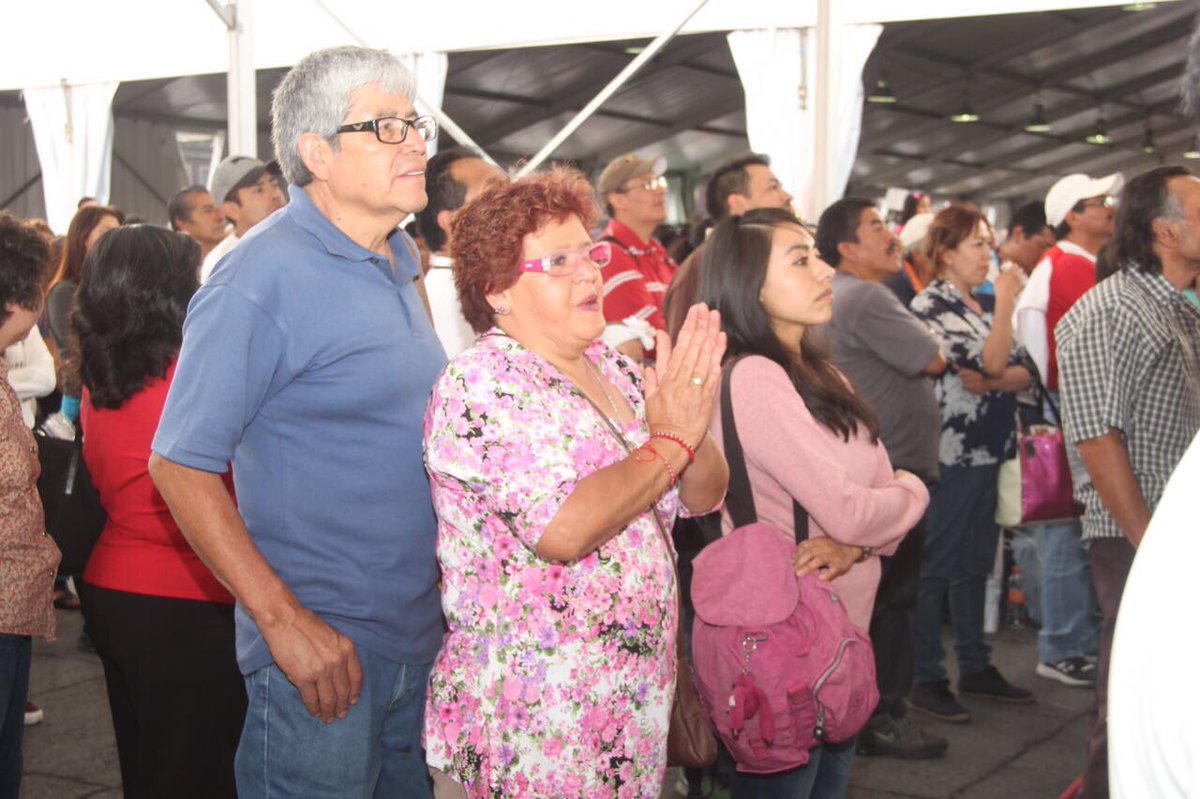 SEPICDMX's tweet photo. Al ritmo de la Sonora Dinamita concluyen las actividades de la Feria #ConsumeLocalCDMX en el #Zócalo https://t.co/puHUMk0FQv