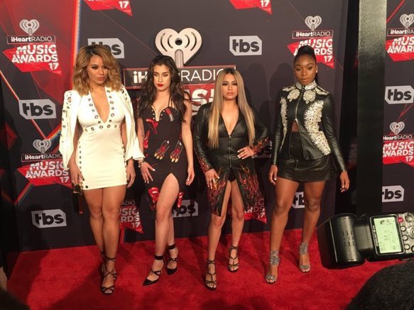 Updates5HVote's tweet image. ELAS ESTÃO MARAVILHOSAS MDS NÃO TÔ SABENDO LIDAR COM OS TIROS

LAST DAY HARMOS 
#Harmonizers #BestFanArmy #iHeartAwards