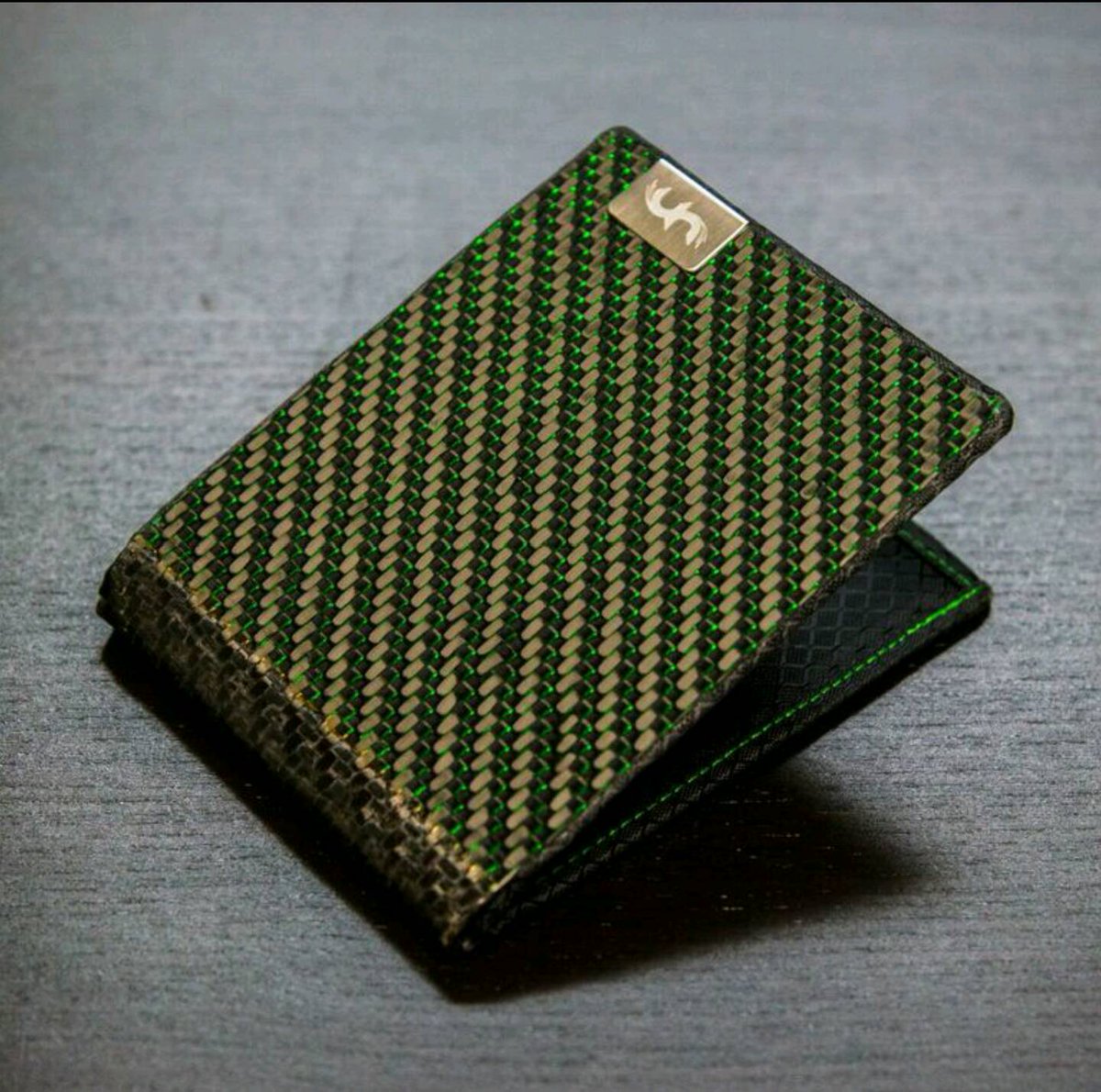 CommonFibers's tweet image. Only 4 left! Get your GRN Limited Edition wallet before your luck runs out! 

#carbonfiber #green #luckoftheirish