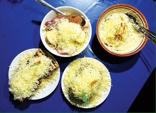 jakartahanachan's tweet photo. 「インドネシア人のソウルフード、屋台のチーズめし」をアップしました。焼きバナナ、インスタント麺、お粥にもチーズを山盛りトッピング！ https://t.co/3G5tHRzbGB #plus62 https://t.co/sykWfolyBv