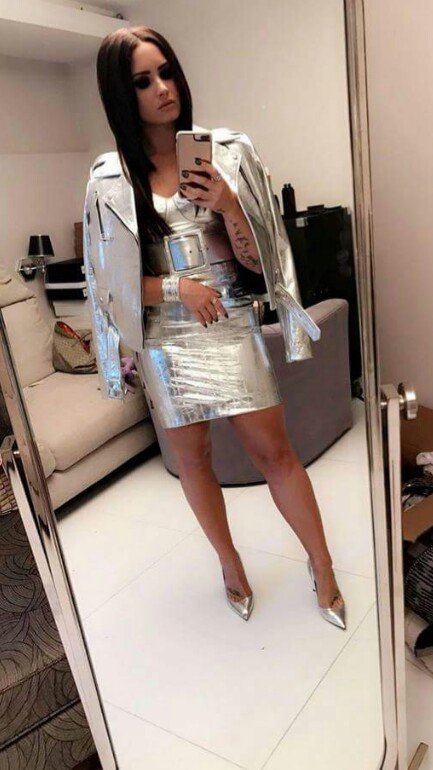 fadinhalatina's tweet photo. Ela Ta linda, mais eu precisei fazer isso, não me matem, desculpa 😂😂😂 DEMI ON IHEART #Lovatics #BestFanArmy #iHeartAwards https://t.co/nFCkMjKAFX