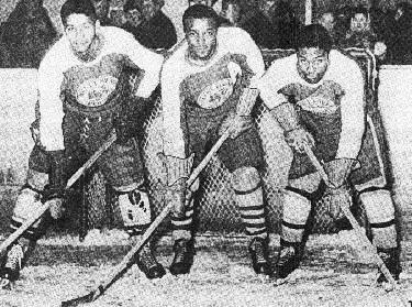 Collingwood's Howard Sheffield, left, part of hockey history. #Collingwood is #KraftHockeyville. Vote March 12-13.  khv2017.ca/en/