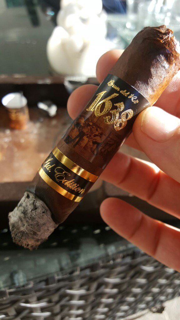 Brundelre's tweet photo. @Brundelre @cigarweekly @CigarSense @TedVargashian @SmokeRingGal @CigarAficMag @chavesson7 @cigarjournal https://t.co/99PQ6KogG9