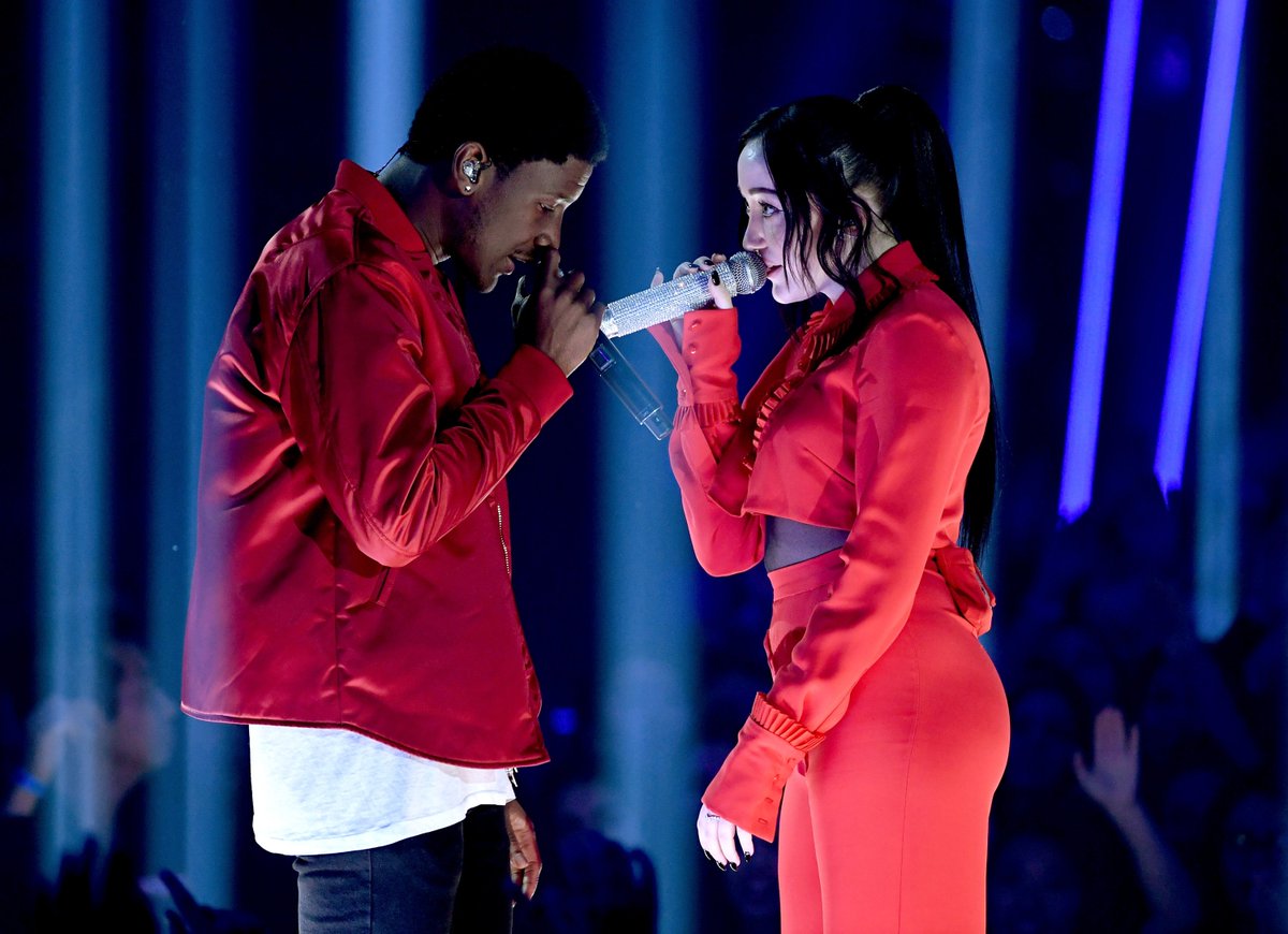 iHeartRadio's tweet photo. Just amazing 😍🤘 @noahcyrus x @Labrinth #iHeartAwards https://t.co/uPs4zTgqXs