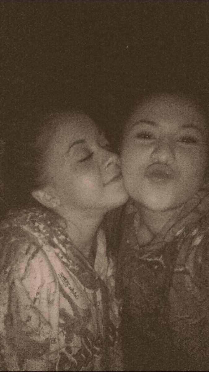 Dakotalacey314's tweet photo. Aye aye aye πmiss you fucker! #2catz #hoodrats @oliviakylagreen https://t.co/GoOpzrlwZv