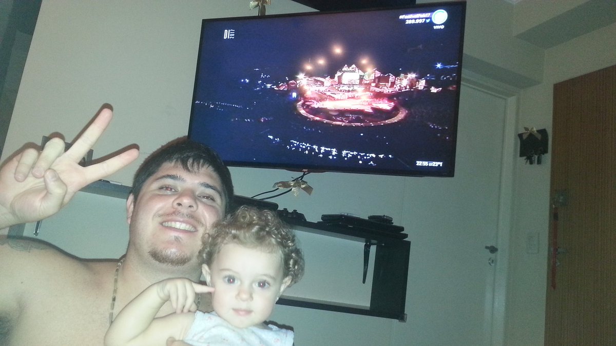 Coconut_ok's tweet photo. #FestivalPais17  mirando vendimia en familia ♡ https://t.co/CxVpLvk8ad