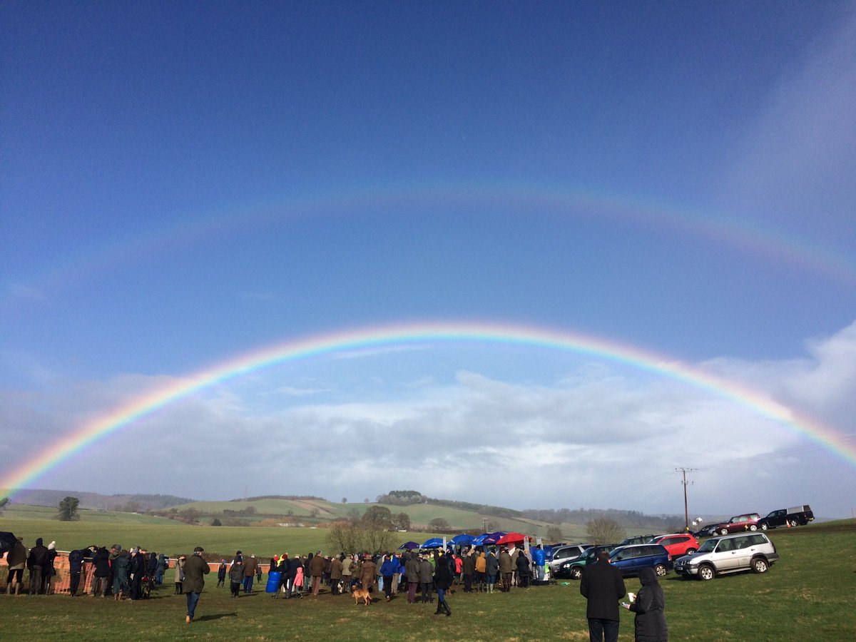 GatcombeFarm's tweet photo. Black Forest Lodge #doublerainbow @GoPointing @PointingDC https://t.co/kJOOvFWXul