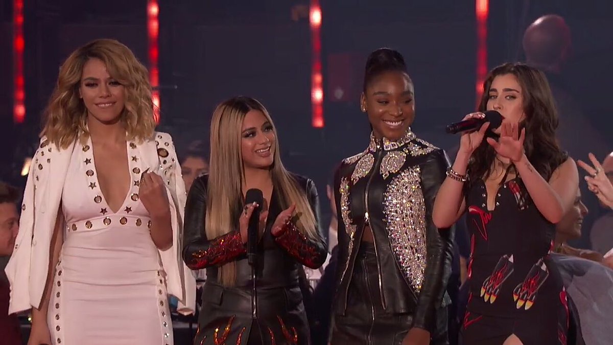 Updates5HVote's tweet image. NÓS SOMOS OS MELHORES ESTOU MUITO FELIZ 
5H ON IHEART 
#iHeartAwards