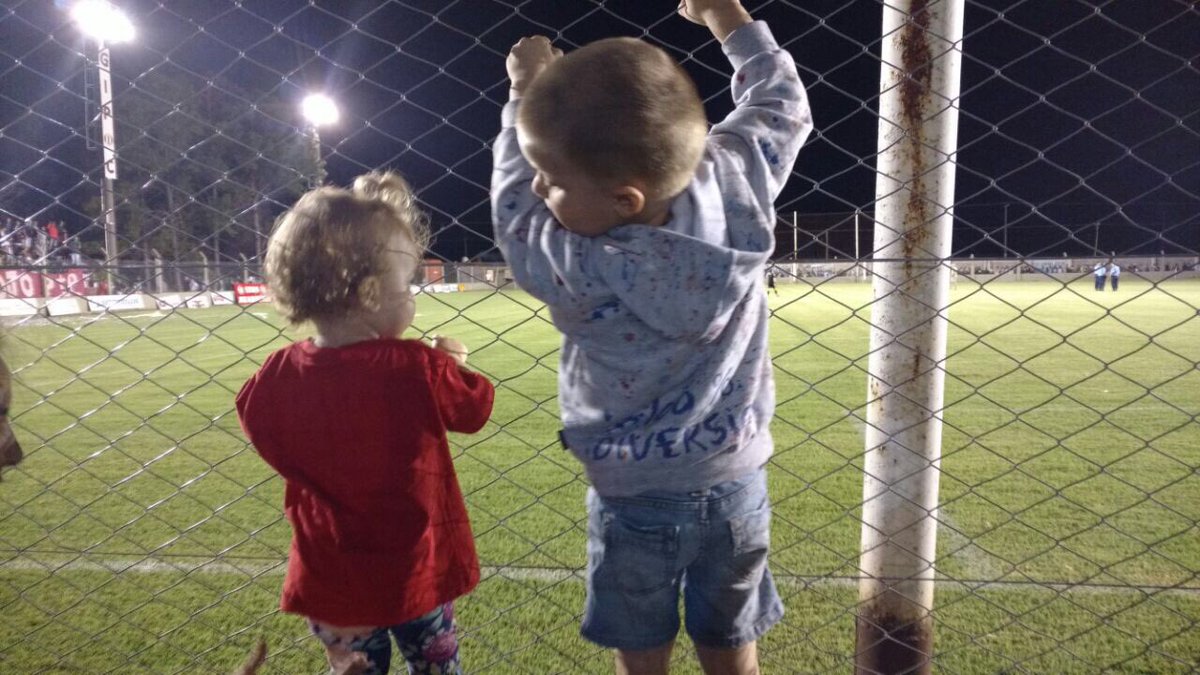 santugomez22's tweet photo. Felicitaciones @argmsjz x el triunfo y más aún comisión de fútbol y directivos x obra de iluminación!!!! Siempre es lindo volver!!! https://t.co/cvRLKHcIYk