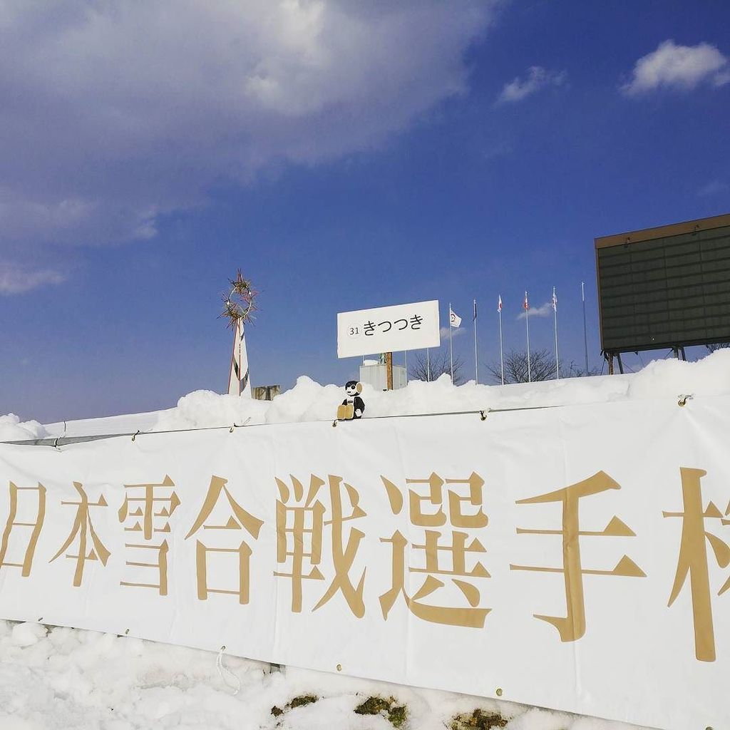 melt_myself's tweet photo. 日本雪合戦選手権大会に参戦したロボオ。
青い空と雪のコントラストがたまらない。
#robohon #roboo #robootravel #amazingblue #sky #sn… https://t.co/Noh1PQ3CNv https://t.co/dptobkf47y
