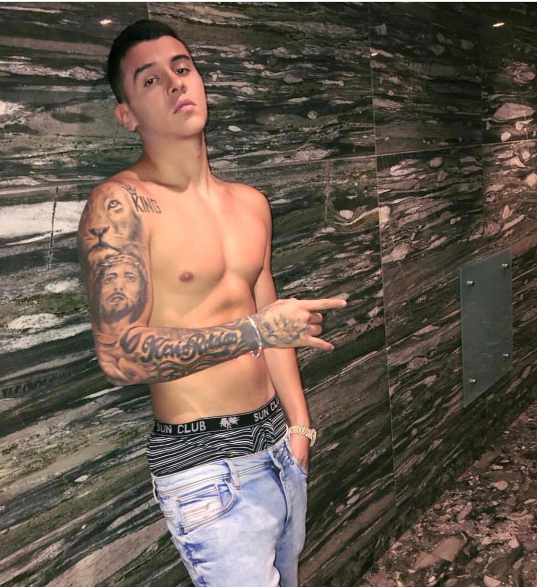 KEVINROLDAN's tweet photo. Oye bonita, cuánto daría por un beso de tu boquita 😘 https://t.co/9NayXJGdiZ