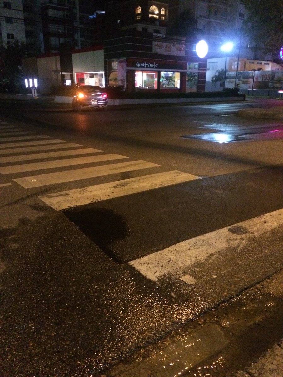 IsidroTapia's tweet photo. @AlcaldiaDN en la Rómulo Betancourt frente a KFC tubería rota bajo el pavimento. Viene hoyo si no se repara eso ^^ #adn https://t.co/jlM7d7swYW
