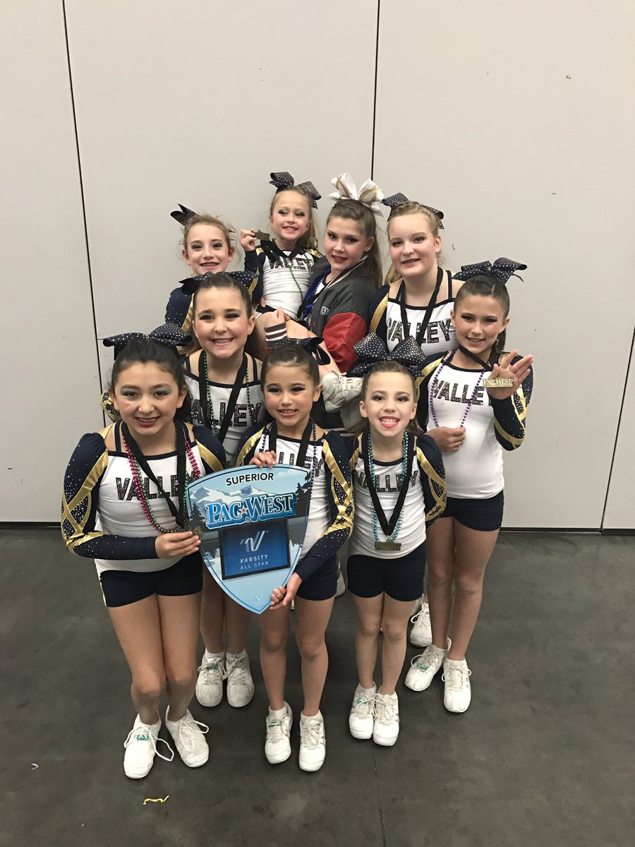 _ValleyCheer's tweet image. #jrglamsquad hit ZERO both days @pacwestevents So proud of this mighty team! #valleycheer