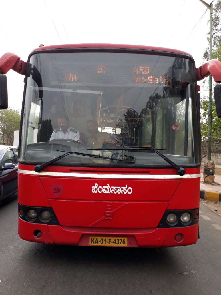 Whitefieldtraf1's tweet photo. @AddlCPTraffic@DCPTrEastBCP @BMTC_Bangalore #2Volvo breakdown between Graphite and Vydehi slowing down traffic https://t.co/T6kEqQcv2B