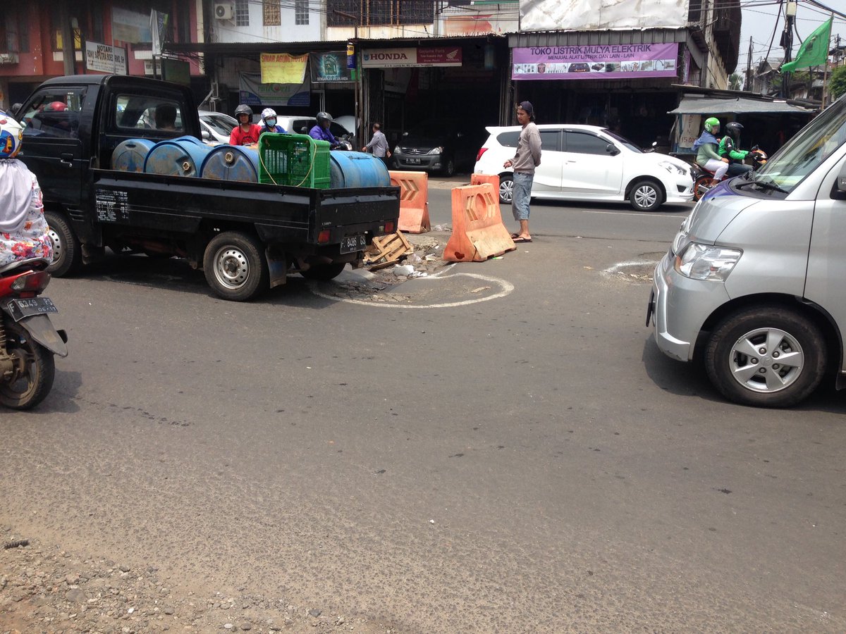 dhwraditya's tweet photo. Ngga sore ngga siang MACET gara2 beginian. Udah berapa bulan ini di diemin? Where's my Mayor? @WalkotTANGSEL @daerahtangselku @airindiany https://t.co/dwBPbkbCeT