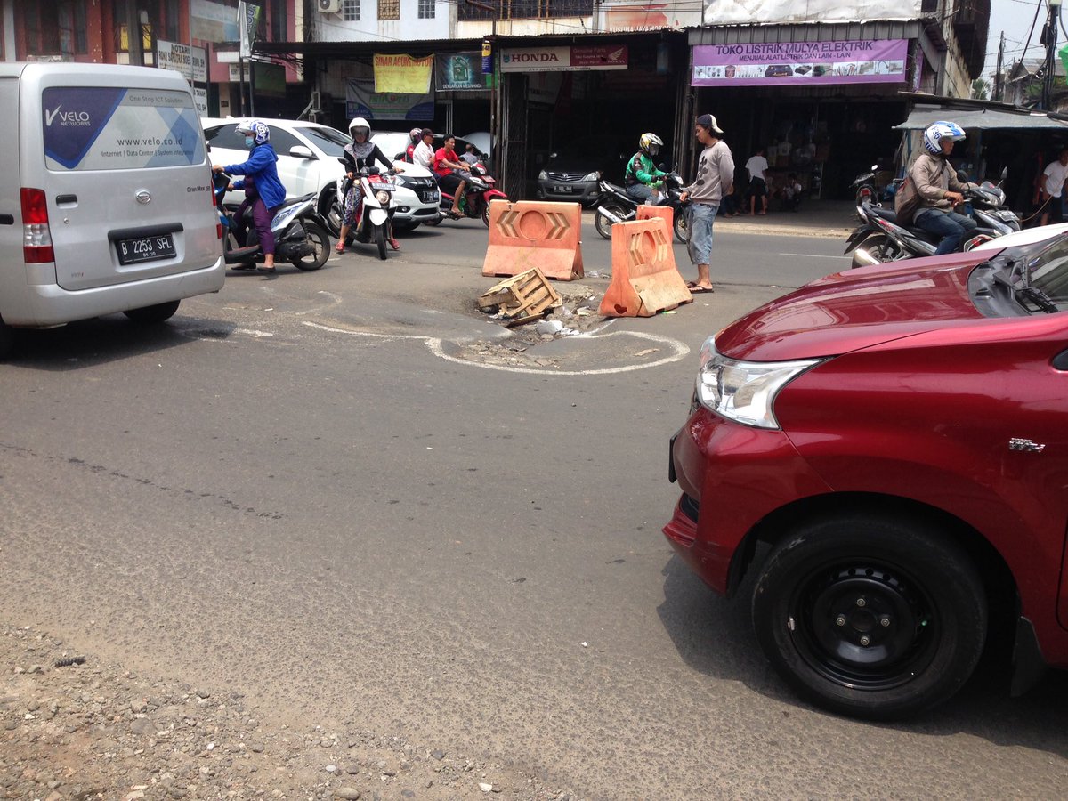 dhwraditya's tweet photo. Ngga sore ngga siang MACET gara2 beginian. Udah berapa bulan ini di diemin? Where's my Mayor? @WalkotTANGSEL @daerahtangselku @airindiany https://t.co/dwBPbkbCeT