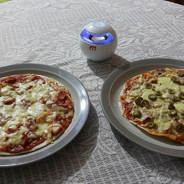 Malektronic's tweet photo. from @pvasquez1111 -  Home made pizza and good music #realrocketman #DaLuz #led #bluetoothspeaker #SoundsPerfect https://t.co/ZGrQHJsjhM