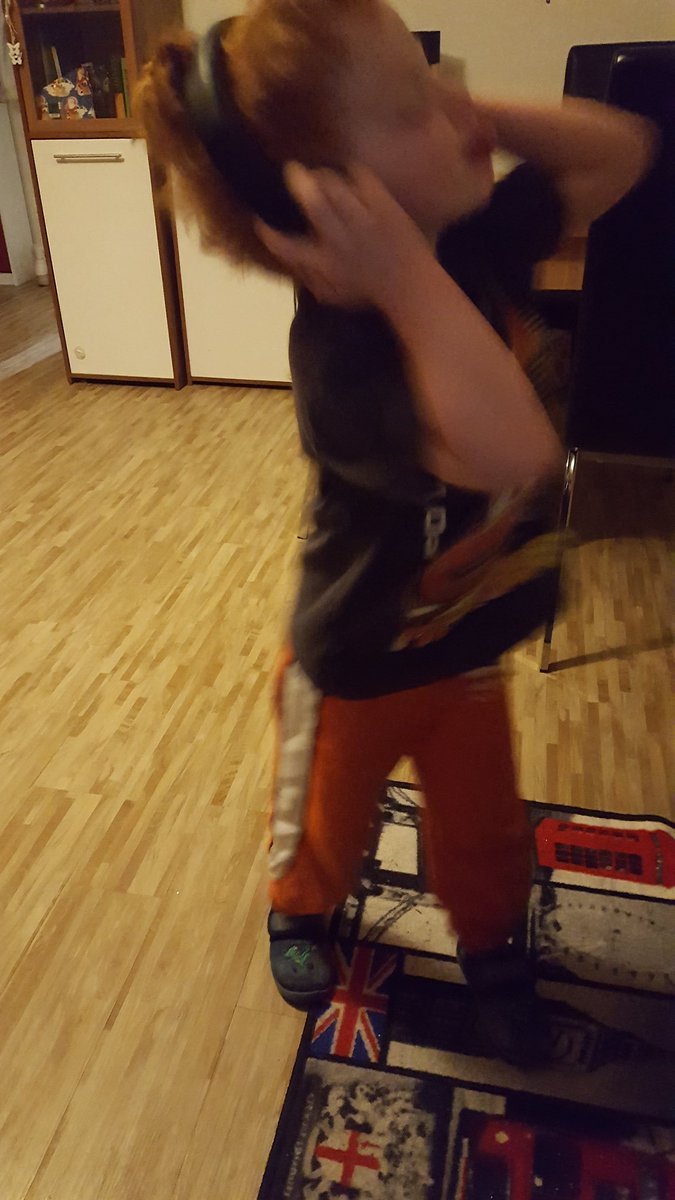 craziiprinzesz's tweet image. My son just flips out on @Busted #WithoutIt 😂😂 @mattjwillis @charliesimo @JamesBourne