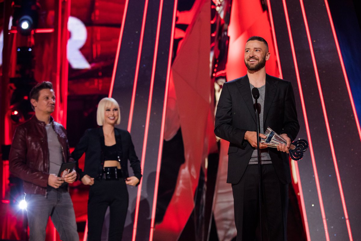 iHeartRadio's tweet photo. The most important moment of the night. @jtimberlake urging us all to be different. ❤😊 #iHeartAwards Song Of The Year. https://t.co/Vl9rwDV6he
