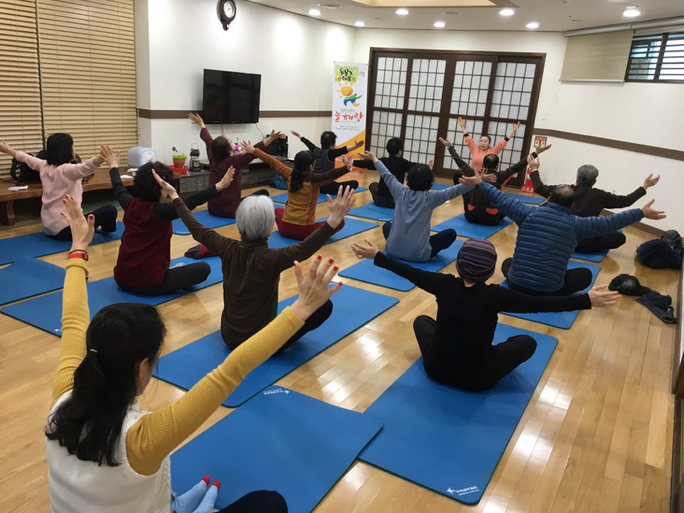 성남시 방문보건센터
초.중기 암환자를 위한 힐링센터"늘해랑"에선 여러가지 프로그램을 운영중입니다. *웃음기체조교실* 
매주 금요일 오후2시부터 시작합니다.
다들 기지개 쭈욱 뻗어봅시다!
  #성남시