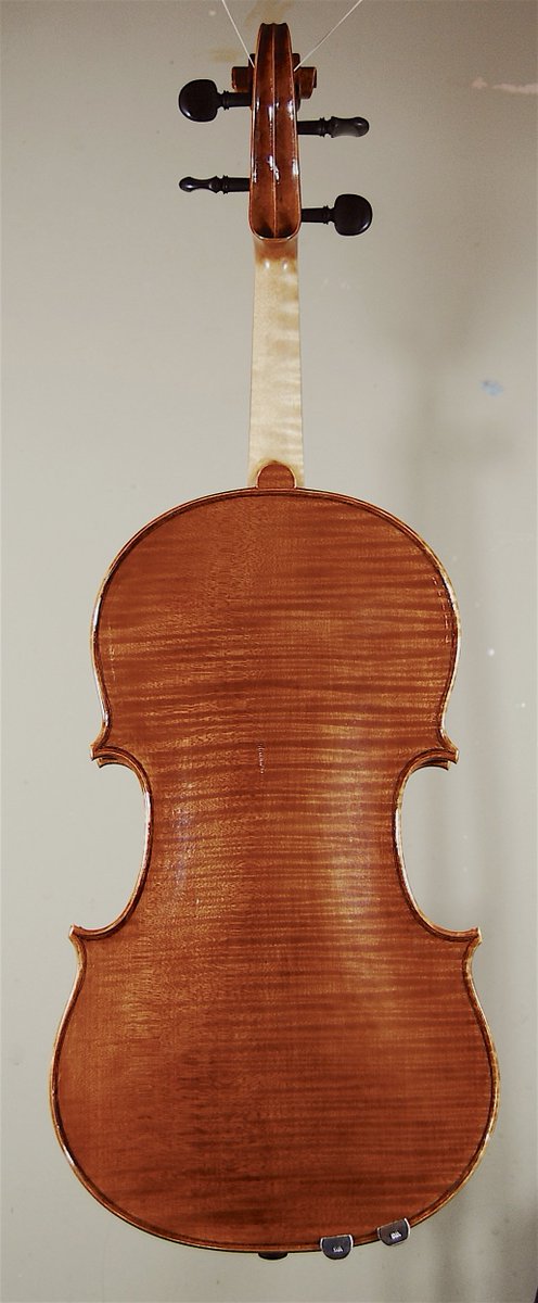 SoubeyranMarc's tweet photo. RNCM Viola, fully varnished and set up, will be @ RNCM Friday @ChrisHoyleRNCM @lindarncm @RNCMvoice #violamaking @ClassicFM @MENnewsdesk https://t.co/NSOaMSQyzP