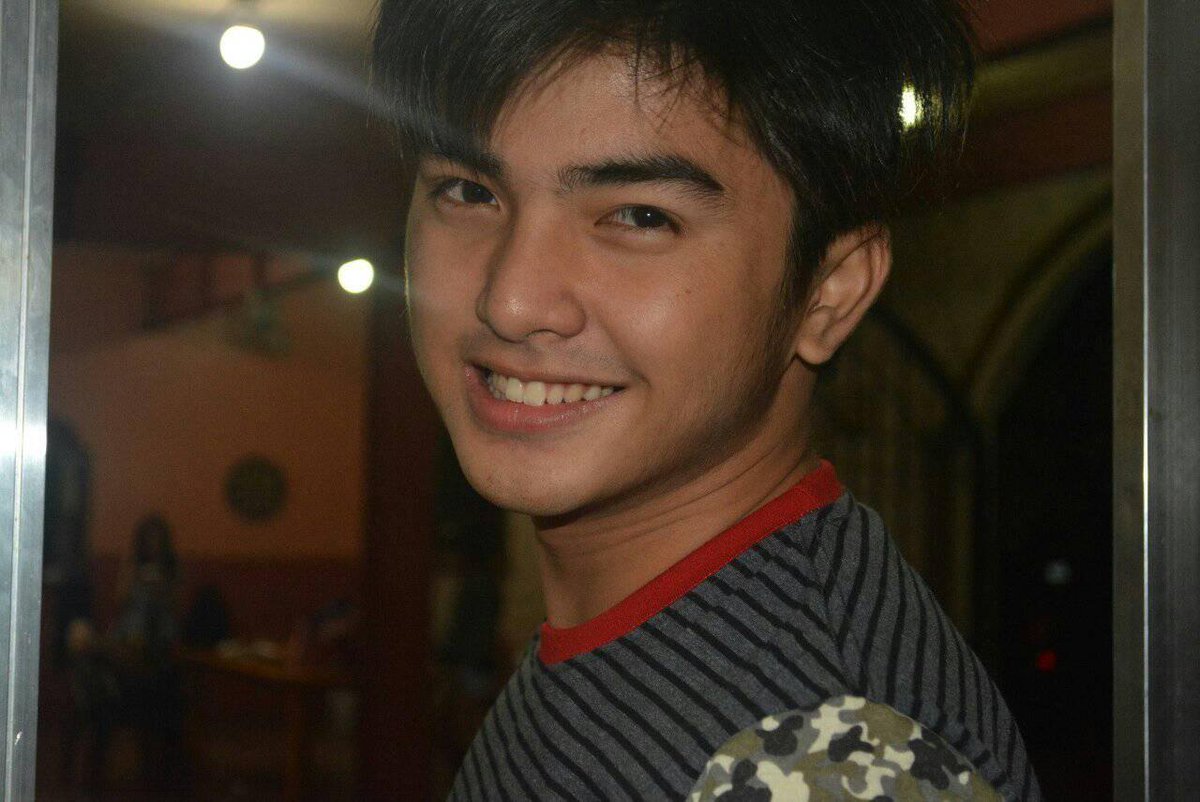 ArjanaticsOfc's tweet photo. sabi nila ngiti ko pa lang nakakatunaw na , pano pa kya kung makita nila ako sa personal?

WeLove OneUp https://t.co/v8u7k8JnaJ