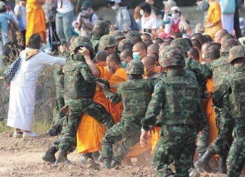 SKY_MiddleWay's tweet photo. Thai #Buddhists may hv different belief, but should NOT decimate the others. @ OHCHRAsia #Dhammakaya #humanrights #AJENew #reuters #nytimes https://t.co/qDSDFkGPkQ