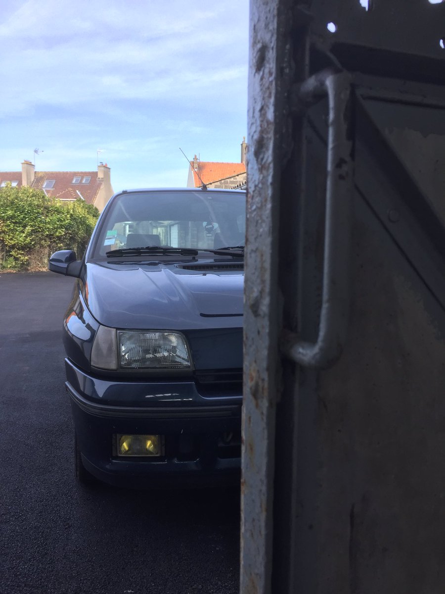 JumetzR's tweet photo. Attraper le sourire un jour de repos 😌❤ #Renault #clio #16s #140cv @renault_fr @Groupe_Renault https://t.co/WMeV6zJxjM