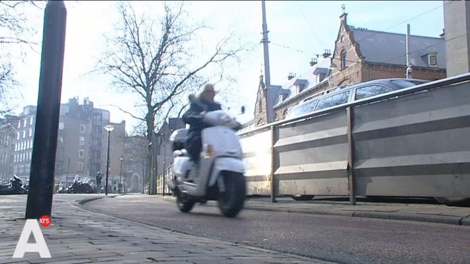 Uitstoot scooters ongezond voor fietser: 'Verplaats scooters naar rijbaan' at5.nl/s/HiX