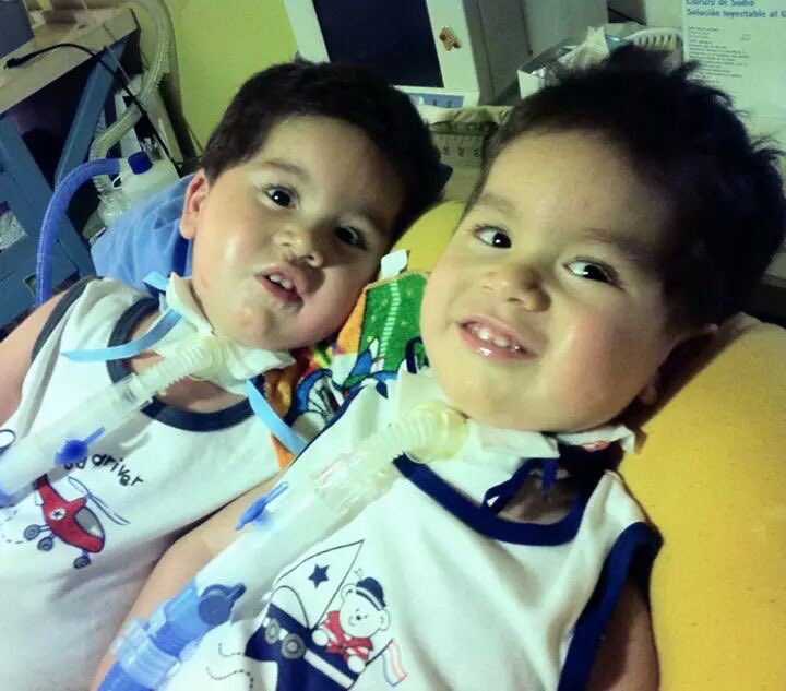 ConiscSaavedra's tweet photo. Tienen grave enfermedad q no desaparece de noche... Pero de noche no tienen derecho a cuidado de salud. @Nora_Cuevas #TensParaGustavoYAlonso https://t.co/2b5tPGPofg