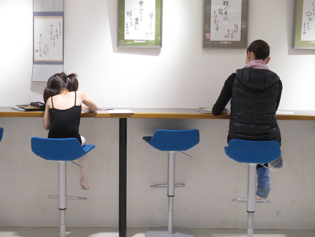 よみうりカルチャー自由が丘 Ar Twitter 受付から見える風景 講座前の待ち時間を勉強 事務仕事 で過ごす 大胡しづ子のバレエ教室 の受講生と先生 並んで机に向かう後ろ姿が微笑ましくて 思わずパチリ レッスン前に勉強している子も多いんですよ